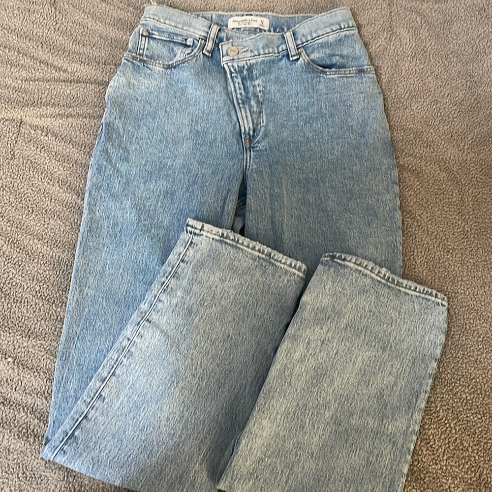 Abercrombie “90s Straight Ultra High Rise”